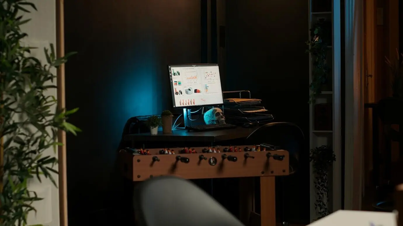 Gemütliches, gut beleuchtetes Apartment im Loftstil mit einem modernen Homeoffice.