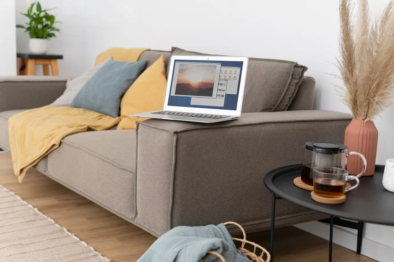 Konzept des Arbeitens von zu Hause mit Laptop