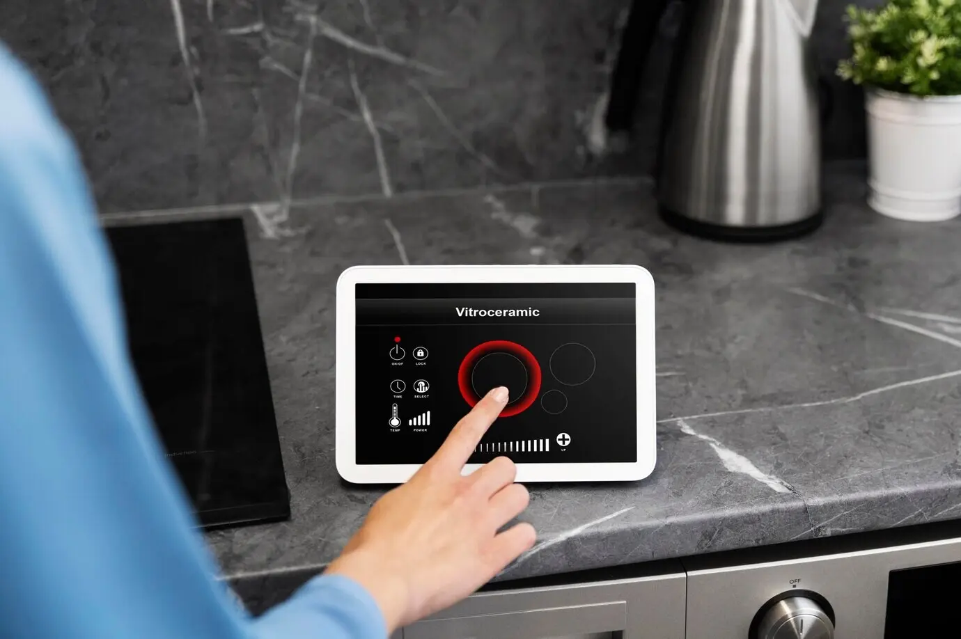 Nahaufnahme eines Fingers, der eine Vitrokeramik-App verwendet.